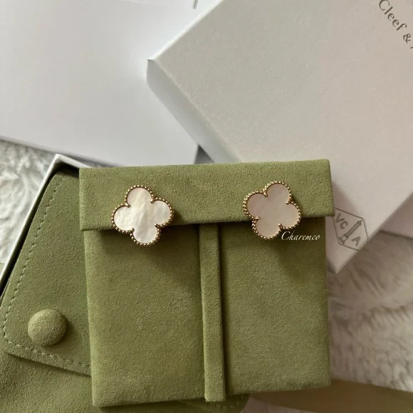 BNew✨ Van Cleef & Arpels MAGIC Alhambra 18K Yellow Gold Mother Pearl Earrings - Picture 1 of 8